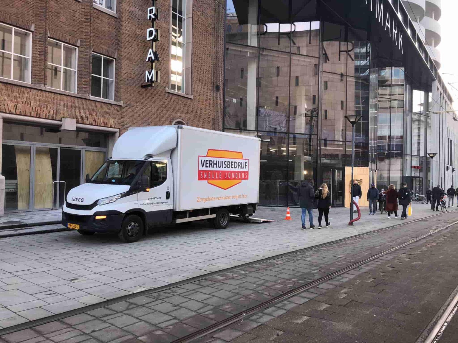 Team van Verhuisbedrijf Snelle Jongens bij het verhuizen van huisraad in Amsterdam