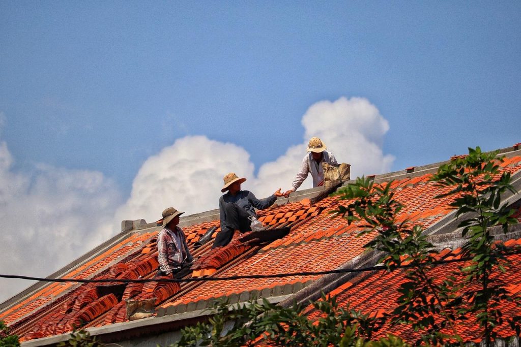 Professionele dakwerker in Haarlemmermeer voert inspectie uit voor dakreparatie